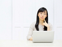 求人を見る女性